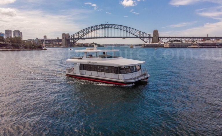 Sydney boat hire on karisma 10