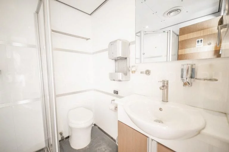 Sydney boat hire on karisma 16