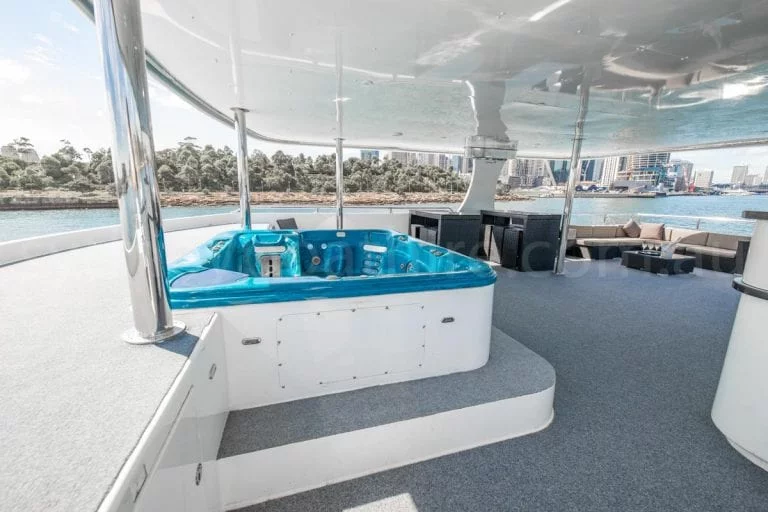 Sydney boat hire on karisma 28