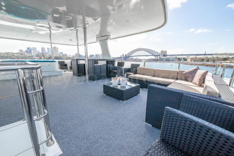 Sydney boat hire on karisma 31