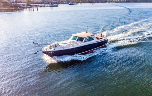 MV Salute – 32ft Luxury Motor Yacht Easter Boat Hire