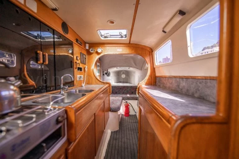 boat hire sydney on delphinus 21