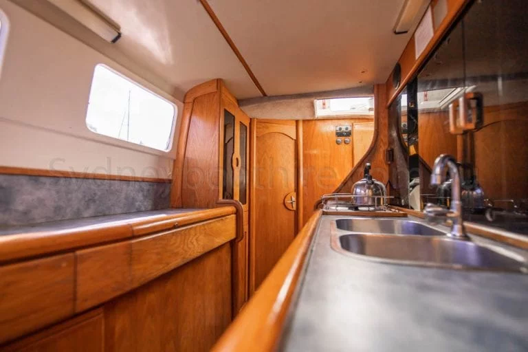 boat hire sydney on delphinus 24