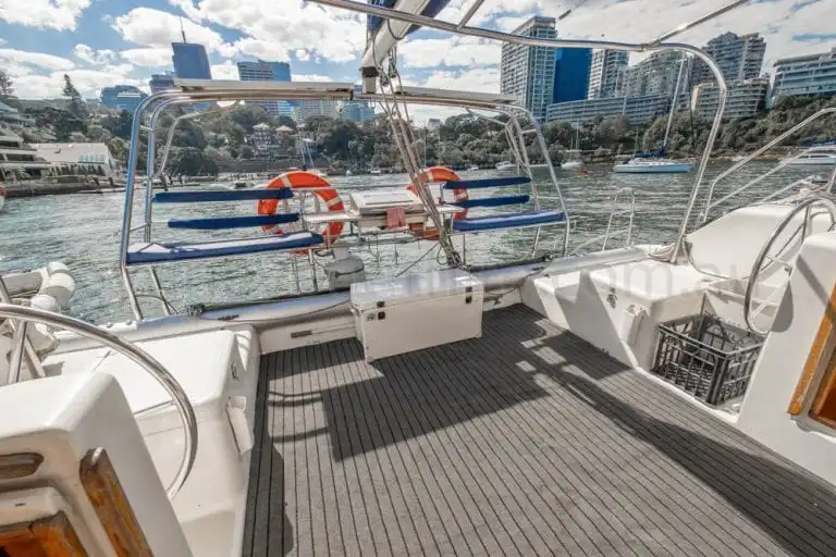 boat hire sydney on delphinus 34