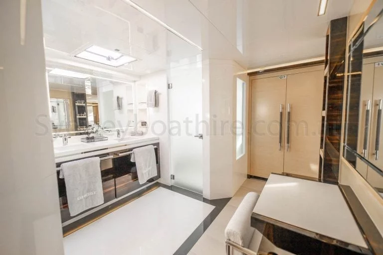 boat hire sydney on ghost 2 58