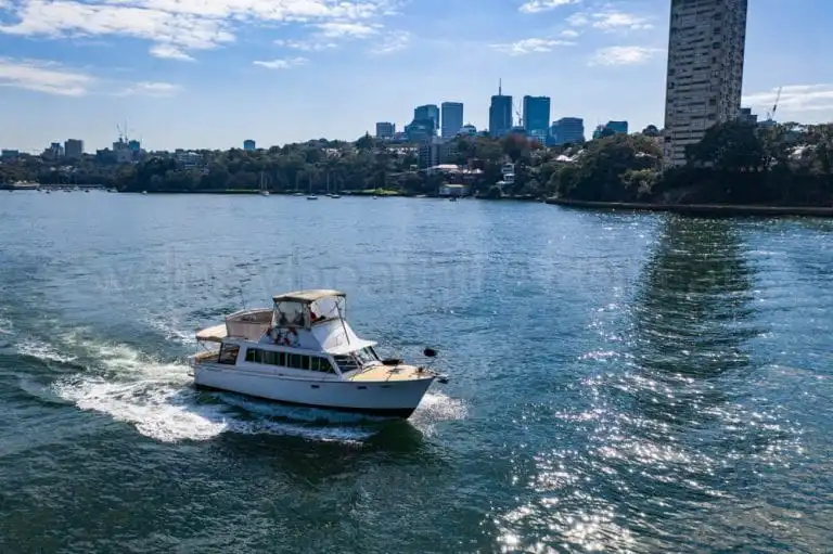 boat hire sydney on neptune 7