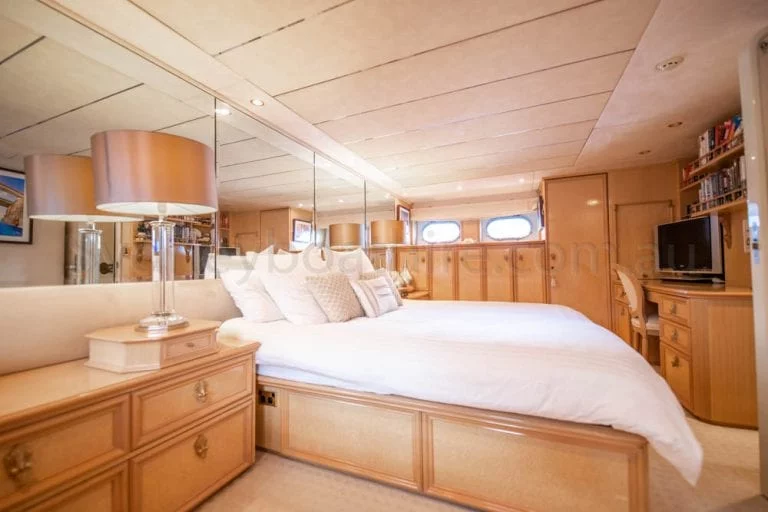 boat hire sydney on oscar ii 52