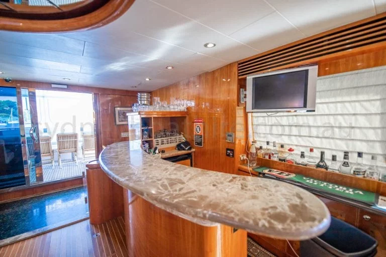 boat hire sydney on oceanos 27