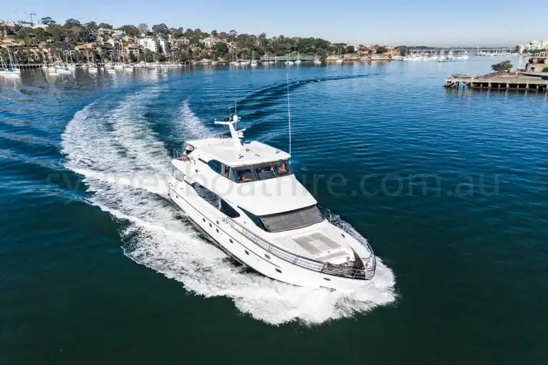 boat hire sydney on oceanos 4