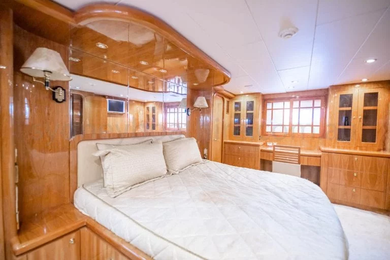 boat hire sydney on oceanos 53