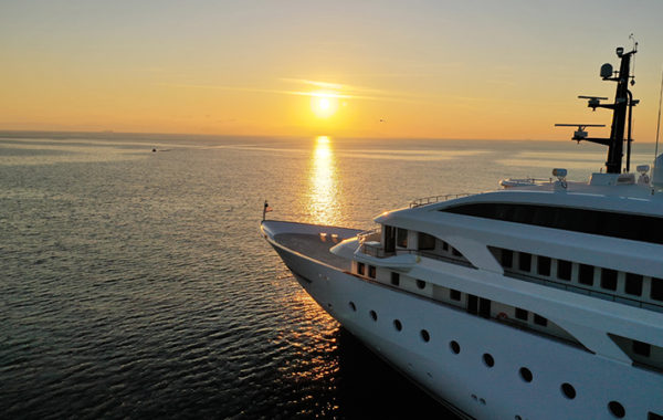 Yacht Charter vs Cruise ship: What’s The Difference